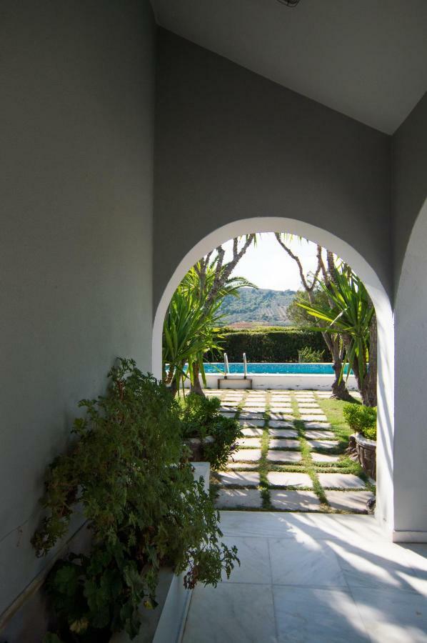 Country Villa Peloponnese With Tennis Court And Pool Zevgolateíon Eksteriør billede